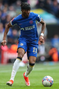 Chelsea 'den Noni Madueke, 20 Nisan 202' de Wembley Stadyumu 'nda Manchester City ile Chelsea arasında oynanan Emirlikler Kupası yarı final maçında topu ileri taşıyor.