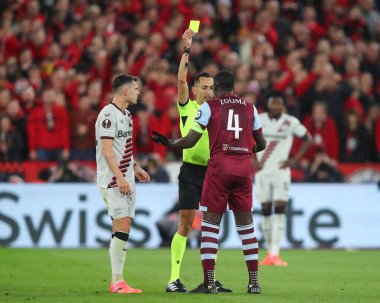 West Ham United 'dan Kurt Zouma, UEFA Avrupa Ligi çeyrek final karşılaşmasında hakem Jose Maria Sanchez Martinez' den sarı kart aldı. West Ham United, Bayer 04 Leverkusen 'e karşı Londra Stadyumu, İngiltere, 18 Nisan 202