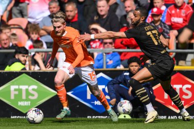 Blackpool takımından Hayden Coulson, 20 Nisan 202 'de Bloomfield Road, Blackpool' da oynanan Blackpool-Barnsley maçında Barnsley 'li Barry Cotter' ı yendi.