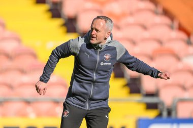 Blackpool 'un Neil Critchley menajeri, 20 Nisan 202' de Bloomfield Road, Blackpool 'da oynanan Blackpool-Barnsley maçının sonunda taraftarlarıyla kutlama yapıyor.