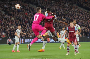 West Ham United takımından Michail Antonio, UEFA Avrupa Ligi çeyrek final maçında 1-0 West Ham United 'a karşı Bayer 04 Leverkusen' in 18 Nisan 202 'de Londra' daki Londra Stadyumu 'nda oynadığı karşılaşmada topu 1-0 önde götürüyor.