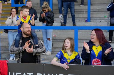 Warrington Wolves taraftarları, 20 Nisan 202 tarihinde Warrington, Warrington 'da oynanan Warrington Wolves-Leigh Stadyumu maçının ardından bunu kutluyorlar.