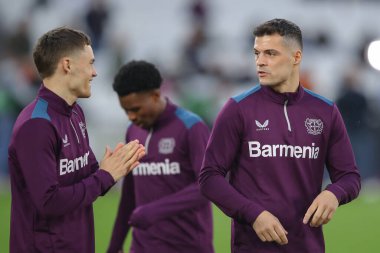 Bayer Leverkusen 'den Granit Xhaka, UEFA Avrupa Ligi çeyrek final karşılaşmasında 18 Nisan 202' de Londra 'daki Londra Stadyumu' nda oynanan Bayer 04 Leverkusen maçında ısındı.