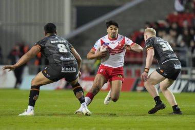 St. Helens takımından James Bell, 19 Nisan 202 'de St Helens vs Hull FC' de oynanan Betfred Süper Lig 8. Raundunda Hull FC savunmasında koşuyor.