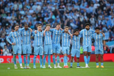 Coventry City penaltı atışını izliyor, 21 Nisan 202 tarihinde Londra, Wembley Stadyumu 'nda Coventry City ile Manchester United arasında oynanan yarıfinal maçı sırasında.