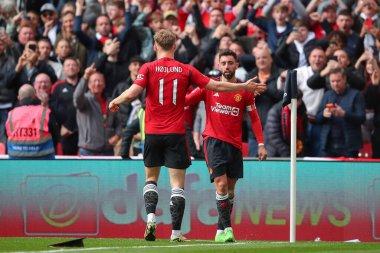Manchester United takımından Bruno Fernandes, 21 Nisan 202 'de Wembley Stadyumu' nda Coventry City ile Manchester United arasında oynanan yarıfinal karşılaşmasında Manchester United 'ı 0-3 yenme golünü kutluyor.