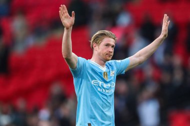 Manchester City 'den Kevin De Bruyne, 20 Nisan 202' de Wembley Stadyumu 'nda oynanan ve Manchester City' nin Chelsea 'ye karşı oynadığı FA Cup yarı final maçı sonrasında taraftarlara el sallıyor.