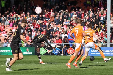 Barnsley 'li Fbio Jal, 20 Nisan 2024' te Bloomfield Road, Blackpool 'da oynanan Blackpool-Barnsley maçında kalede şut çekiyor.
