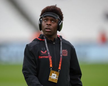 Bayer Leverkusen 'den Noah Mbamba, UEFA Avrupa Ligi çeyrek final karşılaşmasında 18 Nisan 202' de Londra 'daki Londra Stadyumu' nda oynanan Bayer 04 Leverkusen maçında maçı izledi.