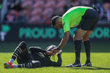 Hakem Sunny Gill, 20 Nisan 202 'de Bloomfield Road, Blackpool' da oynanan Sky Bet 1 maçı sırasında sakatlanan Barnsley 'li Devante Cole' u kontrol ediyor.