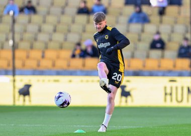 Wolverhampton Wanderers takımından Tommy Doyle 20 Nisan 202 'de Molineux, Wolverhampton, İngiltere' de oynanan Premier League maçında Wolverhampton Wanderers-Arsenal maçında ısındı.
