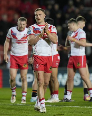 St. Helens 'ten Matty Lees, 19 Nisan 202' de St Helens vs Hull FC 'de oynanan Betfred Süper Lig 8 karşılaşması sonrasında taraftarları selamlıyor.