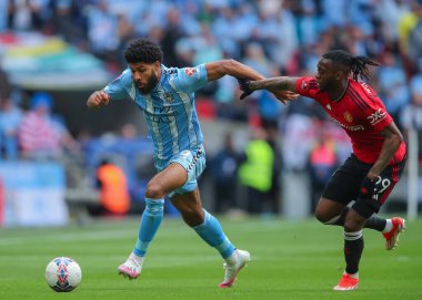 Coventry City 'den Ellis Simms, 21 Nisan 202' de Wembley Stadyumu 'nda Coventry City ile Manchester United arasında oynanan Emirlikler Kupası yarı final maçında topa vuruyor.