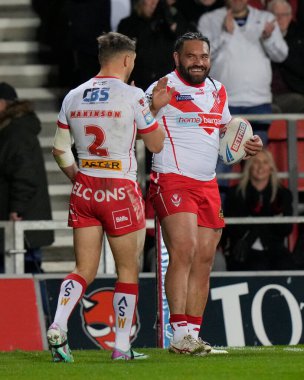 St. Helens 'ten Konrad Hurrell, 19 Nisan 202' de St Helens vs Hull FC 'de oynanan Betfred Süper Lig karşılaşmasında St. Helens vs Hull FC' yi deneyerek St. Helens 'li Tommy Makinson ile birlikte zaferini kutluyor.