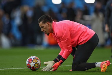 Manchester City 'den Ederson 17 Nisan 202' de Etihad Stadyumu 'nda oynanan UEFA Şampiyonlar Ligi çeyrek final maçında ısınma turunda...