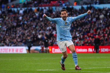 Manchester City 'den Bernardo Silva, 20 Nisan 202' de Wembley Stadyumu 'nda oynanan Manchester City - Chelsea maçında 1-0' lık galibiyet golünü kutluyor.