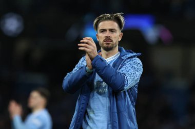 Manchester City 'den Jack Grealish, 17 Nisan 202 tarihinde Etihad Stadyumu' nda oynanan UEFA Şampiyonlar Ligi çeyrek final maçında ev sahibi taraftarları alkışlıyor.