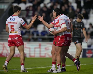 St. Helens 'ten Jon Bennison, 19 Nisan 202' de St Helens vs Hull FC 'de oynanan Betfred Süper Lig 8' inci Raundda St. Helens vs Hull FC karşılaşmasında sayı kralı Jonny Lomax ile birlikte kutluyor.