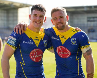 Warrington Wolves 'tan Matt Dufty, Warrington Wolves' tan Josh Thewlis ile birlikte 20 Nisan 202 'de Halliwell Jones Stadyumu' nda oynanan Betfred Süper Lig 8. Raundunda Warrington Wolves - Leigh Leopards maçını kutluyor.