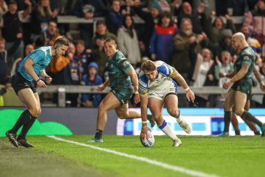 Leeds Rhinos takımından Paul Momirovski 19 Nisan 202 'de Leeds, Leeds Stadyumu' nda oynanan Betfred Süper Lig 8. Raundda Leeds Rhinos-Huddersfield Giants maçında 16-12 öne geçmeye çalışıyor.