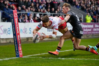 St. Helens takımından Tommy Makinson, 19 Nisan 202 'de St Helens vs Hull FC' de oynanan Betfred Süper Lig karşılaşmasında gol atmak için çizgiyi geçti.