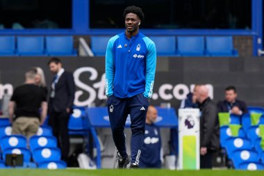 Nottingham Ormanı 'ndan Ola Aina, Premier League maçından önce Goodison Park, Liverpool' da Everton-Nottingham Forest maçından önce sahaya bakıyor.