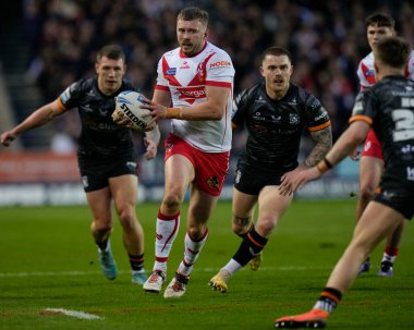 St. Helens 'ten Joe Batchelor, 19 Nisan 202' de St Helens vs Hull FC 'de oynanan Betfred Süper Lig 8. Maçı' nda Hull FC savunmasında koşuyor.