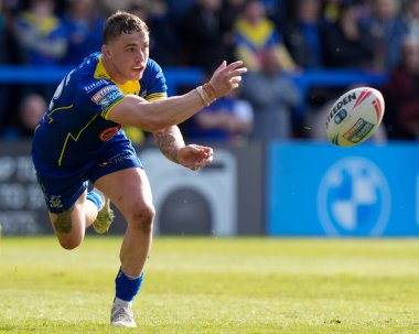 Warrington Wolves 'tan Sam Powell, 20 Nisan 202' de Halliwell Jones Stadyumu 'nda oynanan Warrington Wolves - Leigh Leopards maçında topu geçiyor.