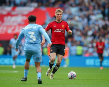 Manchester United takımından Scott McTominay, Birleşik Krallık 'ın Wembley Stadyumu' ndaki Coventry City-Manchester United maçında 21 Nisan 202 tarihinde oynanan Emirlikler Kupası yarı final maçında öne geçti.