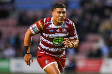 Wigan Warriors takımından Patrick Mago 19 Nisan 202 'de Wigan Warriors ve Castleford Tigers maçında Wigan Stadyumu' nda karşılaştı.