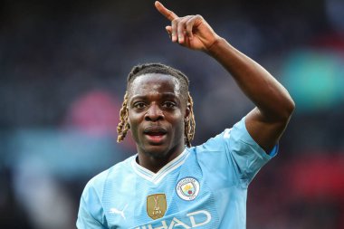Manchester City 'den Jrmy Doku, 20 Nisan 2024' te Wembley Stadyumu 'nda oynanan ve Manchester City' nin Chelsea 'ye karşı oynadığı yarıfinal maçı sonrasında takımının kazanmasını kutluyor.