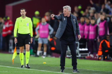 West Ham United takımının teknik direktörü David Moyes, UEFA Avrupa Ligi çeyrek final maçında oyuncularına talimat verir. West Ham United, Bayer 04 Leverkusen 'e karşı Londra Stadyumu, Londra, İngiltere, 18 Nisan 202