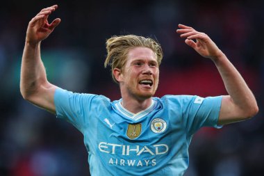 Manchester City 'den Kevin De Bruyne, 20 Nisan 202' de Wembley Stadyumu 'nda Manchester City ile Chelsea maçında oynanan Emirates FA Cup yarı final maçı sonrasında takımının galibiyetini kutluyor.