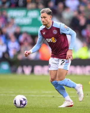 Aston Villa takımından Matty Cash, 21 Nisan 202 'de Birmingham, Villa Park' ta oynanan Premier League maçı sırasında topla bir çıkış yaptı.