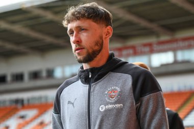 Blackpool 'dan Matthew Pennington, 20 Nisan 202' de Bloomfield Road, Blackpool, İngiltere 'de oynanan Blackpool-Barnsley maçında Sky Bet 1' in önüne geçti.