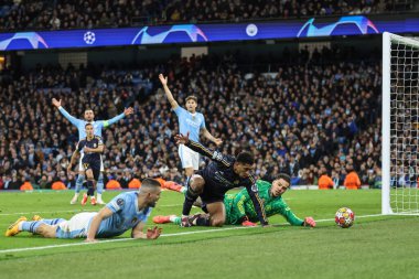 Manchester City 'den Ederson topu Real Madrid' den Jude Bellingham 'dan kurtarıyor UEFA Şampiyonlar Ligi çeyrek finalinde Manchester City, Manchester, İngiltere Etihad Stadyumu' nda Real Madrid 'e karşı 17 Nisan 202