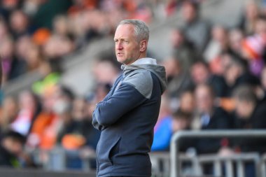 Neil Critchley, Blackpool 'un teknik direktörü. 20 Nisan 202' de Bloomfield Road, Blackpool 'da Blackpool-Barnsley maçında.