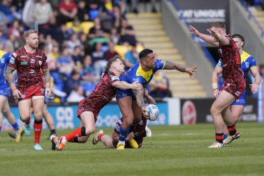 Warrington Wolves takımından Paul Vaughan, 20 Nisan 202 'de Warrington, İngiltere' deki Halliwell Jones Stadyumu 'nda oynanan Warrington Wolves - Leigh Leopards maçında topu boşaltmak istiyor.