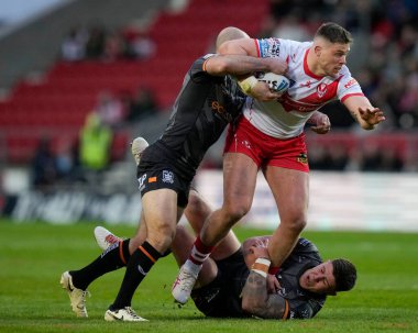 St. Helens 'ten Morgan Knowles, 19 Nisan 202' de St Helens vs Hull FC 'de oynanan Betfred Süper Lig 8. Raundu karşılaşmasında Hull FC' den Danny Houghton 'ın attığı topu kırdı.