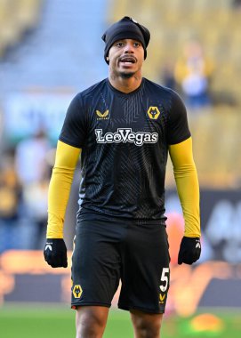 Wolverhampton Wanderers takımından Mario Lemina 20 Nisan 202 'de Molineux, Wolverhampton, İngiltere' de oynanan Premier League maçında Wolverhampton Wanderers-Arsenal maçında ısındı.