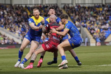 Warrington Wolves 'tan Joe Bullock ve Warrington Wolves takımından Jordy Crowther, Leigh Leopards' dan Zak Hardaker 'a karşı oynadılar. 8. Betfred Süper Lig karşılaşmasında Warrington Wolves, Halliwell Jones Stadyumu' nda Leigh Leopards 'a karşı.