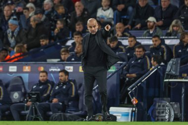 Manchester City 'nin Pep Guardiola teknik direktörü takım talimatlarını 17 Nisan 202 tarihinde Etihad Stadyumu' nda UEFA Şampiyonlar Ligi çeyrek final maçında verir.