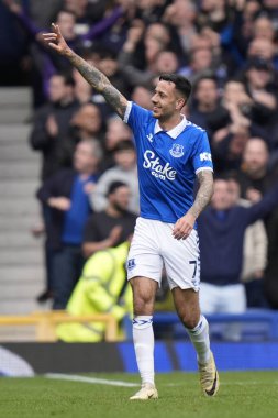 Everton 'dan Dwight McNeil, İngiltere' nin Liverpool kenti Goodison Park 'ta oynanan Premier League maçında Everton-Nottingham Forest maçında 2-0' lık skorla gol attıktan sonra taraftarları selamlıyor.