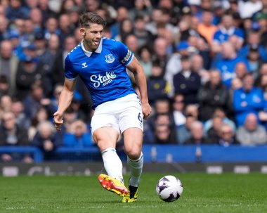 James Tarkowski Premier Lig maçı sırasında topu geçiyor Everton - Nottingham Forest Goodison Park, Liverpool, İngiltere, 21 Nisan 202