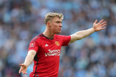 Manchester United 'dan Rasmus Hjlund, 21 Nisan 2024 tarihinde Wembley Stadyumu' nda Coventry City ile Manchester United arasında oynanan Emirlikler Kupası yarı final maçında tepki gösterdi.