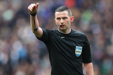 Hakem Michael Oliver, 20 Nisan 202 'de Wembley Stadyumu' nda Manchester City ile Chelsea arasında oynanan FA Cup yarı final maçında