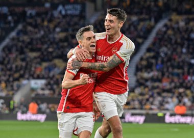 Arsenal 'den Leandro Trossard, 20 Nisan 202' de Molineux, Wolverhampton, Birleşik Krallık 'ta oynanan Premier League maçında Arsenal' i 0-1 yenme hedefini kutluyor.