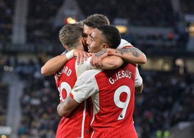 Arsenal 'den Leandro Trossard, 20 Nisan 202' de Molineux, Wolverhampton, Birleşik Krallık 'ta oynanan Premier League maçında Arsenal' i 0-1 yenme hedefini kutluyor.