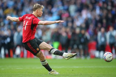 Manchester United takımından Rasmus Hjlund, 21 Nisan 2024 'te Wembley Stadyumu, İngiltere' de oynanan ve Coventry City 'nin Manchester United' a karşı oynadığı yarıfinal maçında penaltı atışında penaltıyı kazandı.