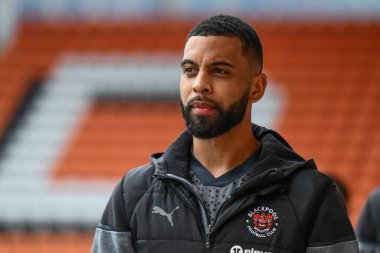 Blackpool 'dan CJ Hamilton, Blackpool Road, Blackpool, İngiltere' de 20 Nisan 202 'de oynanan Blackpool-Barnsley maçında Sky Bet 1' in önüne geçti.
